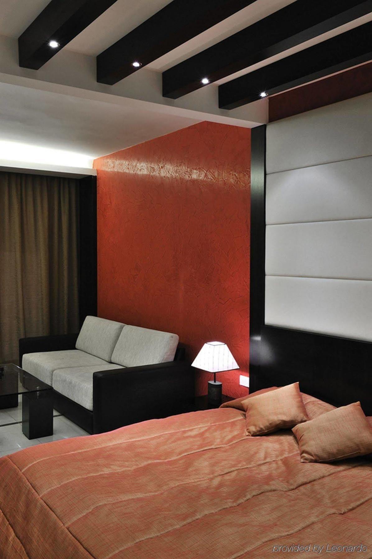 Hollywood Hills 3*